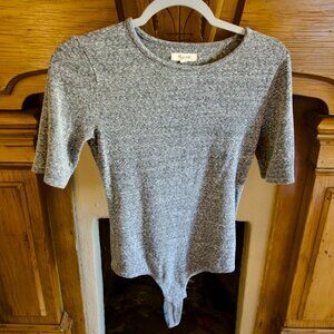 Madewell Crewneck Short Sleeve Thong Bodysuit in Heather Smoke - Size: M